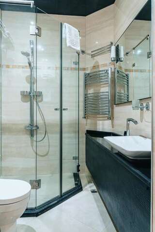 Отель Bayil Breeze Hotel & Restaurant Баку Cемейный номер с собственной ванной комнатой-4